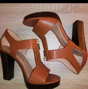 Moda Spana Tan Zip Front Heel